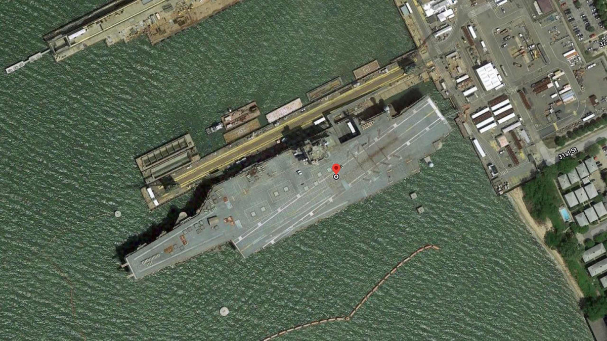  USS George H.W. Bush (CVN-77) là tàu sân bay thứ 10, cũng là cuối cùng trong lớp Nimitz. Tàu được đặt theo tên tổng thống thứ 41 của Mỹ, hạ thủy ngày 6/9/2003, hoạt động từ năm 2009 với chi phí 6,2 tỷ USD. CVN-77 cùng CVN-76 là 2 siêu hàng không mẫu hạm hiện đại đang hoạt động. Ngày 14/6/2014, CVN-77 được triển khai đến vịnh Ba Tư để bảo vệ lợi ích của Mỹ tại Iraq trước sự trỗi dậy của Nhà nước Hồi giáo tự xưng IS. Năm 2019, Mỹ cho biết có 3 thủy thủ tự sát trên tàu vào năm 2017 và 2019. Ảnh vệ tinh cho thấy CVN-77 được neo tại Xưởng đóng tàu Hải quân Norfolk ở Portsmouth, Virginia (Mỹ).