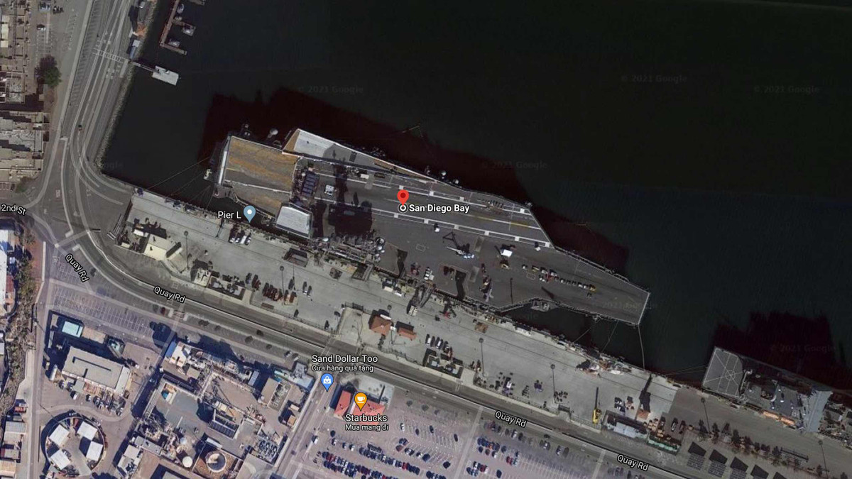  USS Theodore Roosevelt (CVN-71) còn có biệt danh "Big Stick" (cây gậy lớn), là tàu sân bay thứ 4 của lớp Nimitz, đặt theo tên tổng thống thứ 26 của Mỹ. Con tàu được hạ thủy vào ngày 27/10/1984 và hoạt động từ 25/10/1986. 5 năm sau, CVN-71 đã được điều động cho chiến tranh vùng Vịnh. Ngày 5/3/2020, CVN-71 đến Đà Nẵng nhằm kỷ niệm 25 năm quan hệ ngoại giao Việt-Mỹ. Trong ảnh vệ tinh, tàu sân bay được neo tại cảng biển ở San Diego.