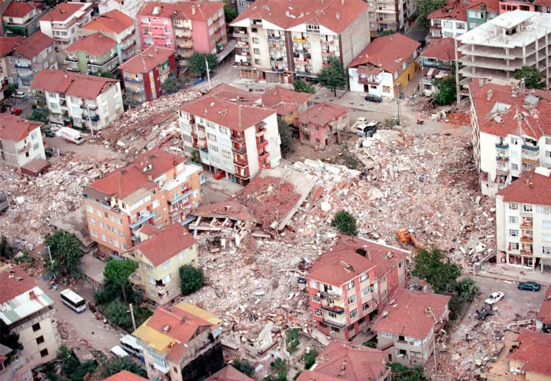 Izmit, Thổ Nhĩ Kỳ (1999): Trận động đất 7,9 độ richter này tấn công miền bắc Thổ Nhĩ Kỳ và chỉ kéo dài 3,7 giây. Tuy nhiên, nó đã khiến 17.000 người thiệt mạng và 44.000 người bị thương.