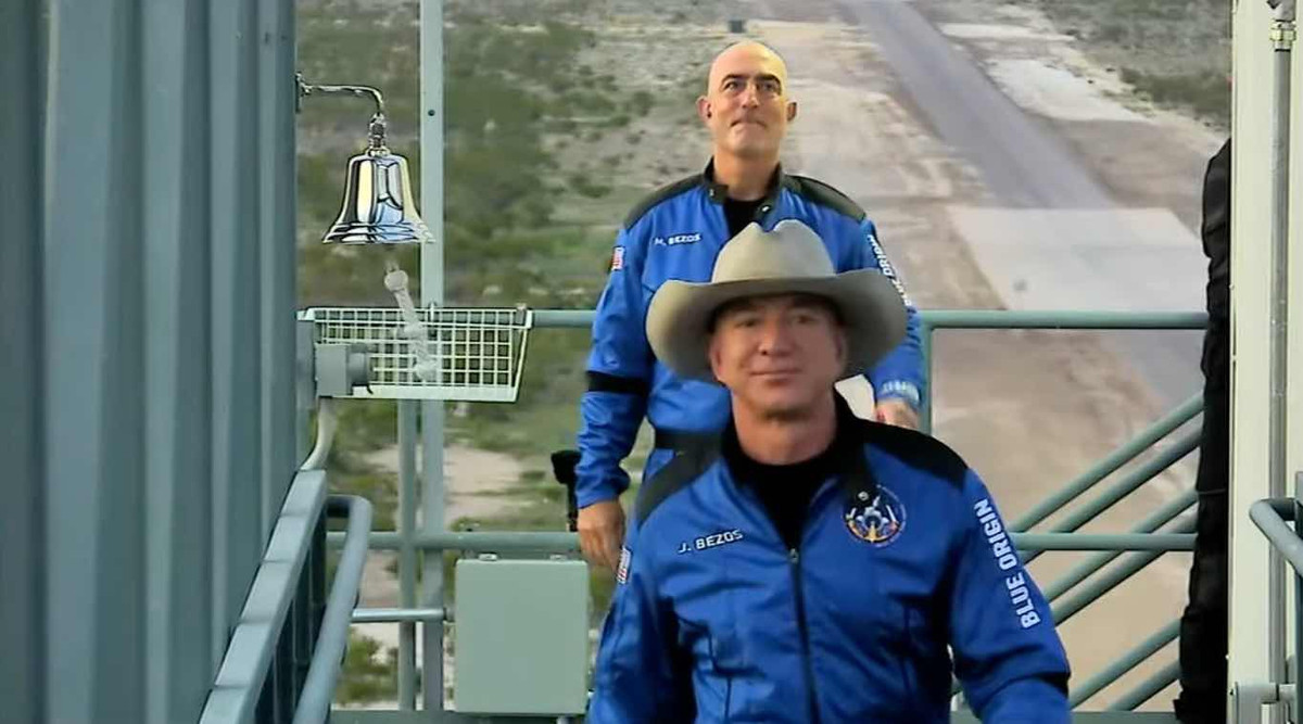 Jeff Bezos đội nón cao bồi đi lên tàu vũ trụ, phía sau là anh trai Mark Bezos. Chia sẻ với CNN, người giàu nhất thế giới cho biết lẽ ra ông đã hoàn tất chuyến bay khi còn là CEO Amazon. Bezos từ chức tại công ty này vào ngày 5/7. Ảnh: Blue Origin.