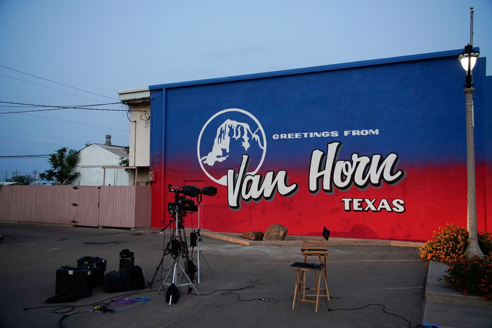 Trường trung học Van Horn đã tổ chức buổi xem chung để chào đón khoảnh khắc Jeff Bezos người giàu nhất thế giới bay lên rìa vũ trụ, sự kiện đánh dấu bước tiến lớn trong cuộc đua thương mại hóa ngành du lịch không gian của Blue Origin. Ảnh: Reuters.