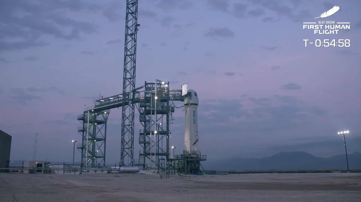 Quang cảnh bãi phóng của Blue Origin tại Texas trước giờ phóng tàu 55 phút. Đây là chuyến bay thử nghiệm chở người đầu tiên của tàu vũ trụ New Shepard. Trước đó, con tàu này đã có 15 lần bay thử thành công lên rìa vũ trụ. Ảnh: Blue Origin.