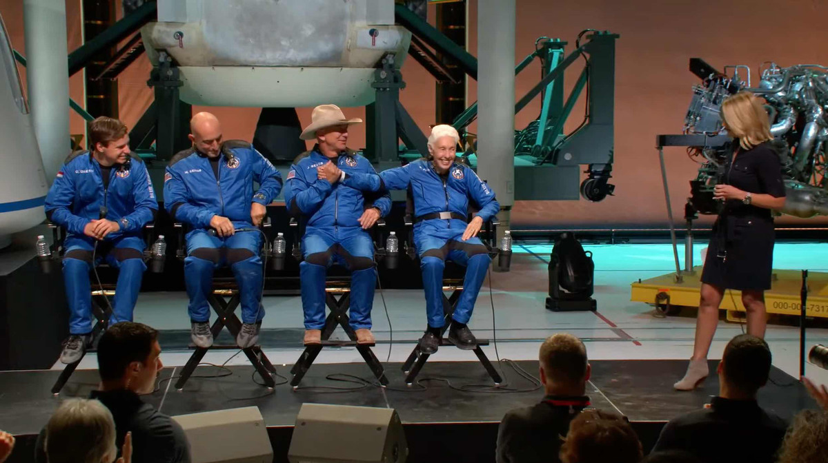 Thành viên phi hành đoàn tham gia họp báo lúc 22h45 (giờ Việt Nam).Ảnh: Blue Origin.