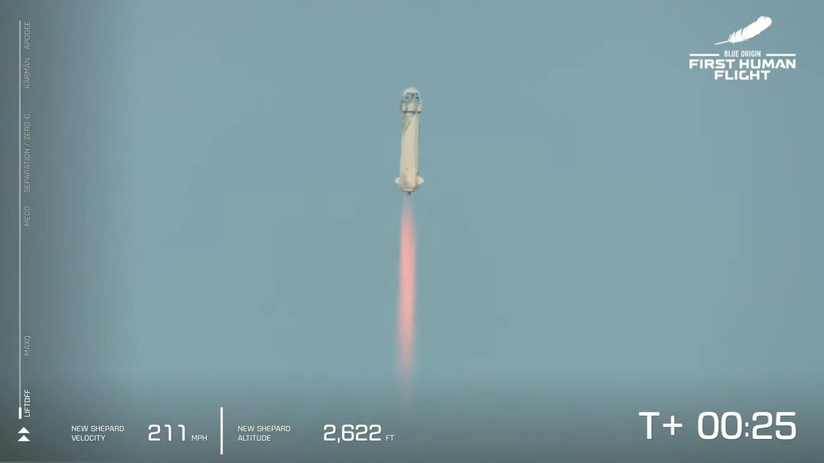Tàu vũ trụ New Shepard nhìn từ camera. 1 phút 53 giây sau khi cất cánh, tàu vũ trụ đạt độ cao 30 km. Sau 4 phút, tàu vũ trụ đạt độ cao 106,68 km. Ảnh: Blue Origin.