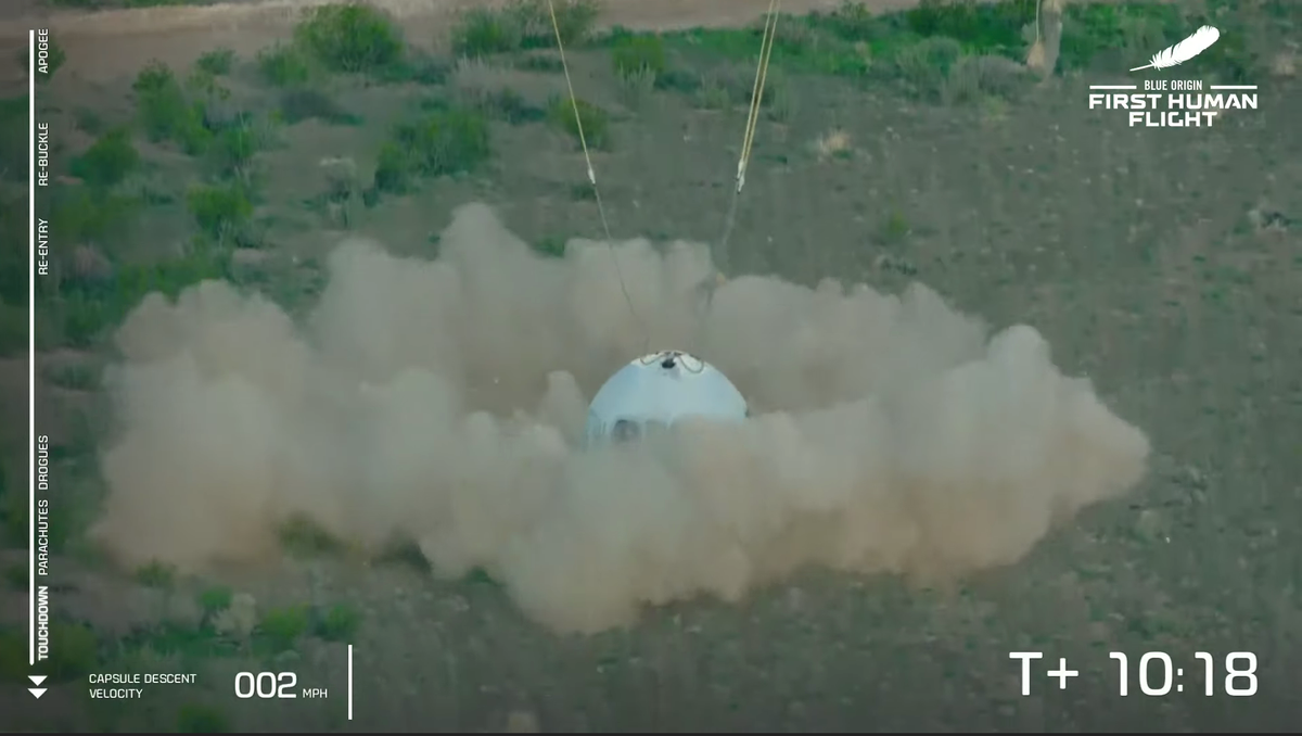 Khoảnh khắc cabin hành khách của New Shepard hạ cánh xuống mặt đất, kết thúc chuyến đi lên rìa vũ trụ trong hơn 10 phút của người giàu nhất thế giới. Ảnh: Reuters, Blue Origin.