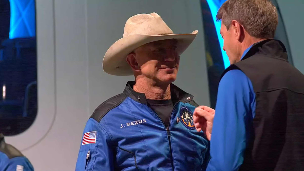 Jeff Bezos và những thành viên tham gia chuyến bay thử nghiệm trên tàu New Shepard được trao huy hiệu kỷ niệm. Ảnh: Blue Origin.
