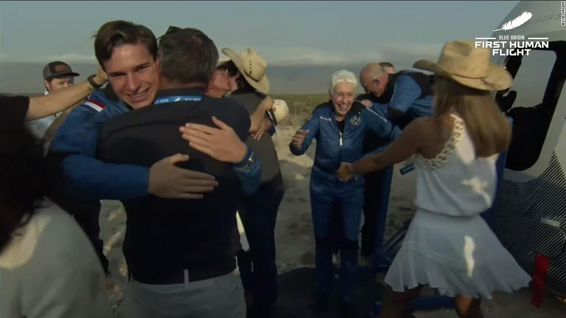 Phi hành đoàn trên tàu và người thân chúc mừng chuyến bay thành công. "Tôi muốn bạn biết rằng có một phi hành đoàn rất hạnh phúc ở đây... Ngày tuyệt vời nhất từ trước đến nay", Jeff Bezos chia sẻ khi khoang hành khách đáp xuống mặt đất. Ảnh: Blue Origin.