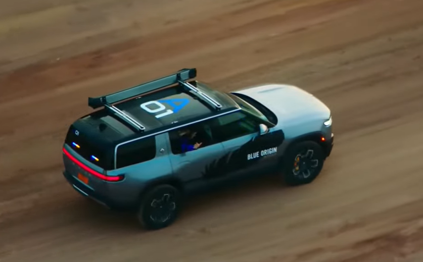 Chiếc Rivian R1S đưa tỷ phú Jeff Bezos đến tàu không gian New Shepard, khoảng 45 phút trước giờ phóng tàu. Ảnh: Blue Origin.