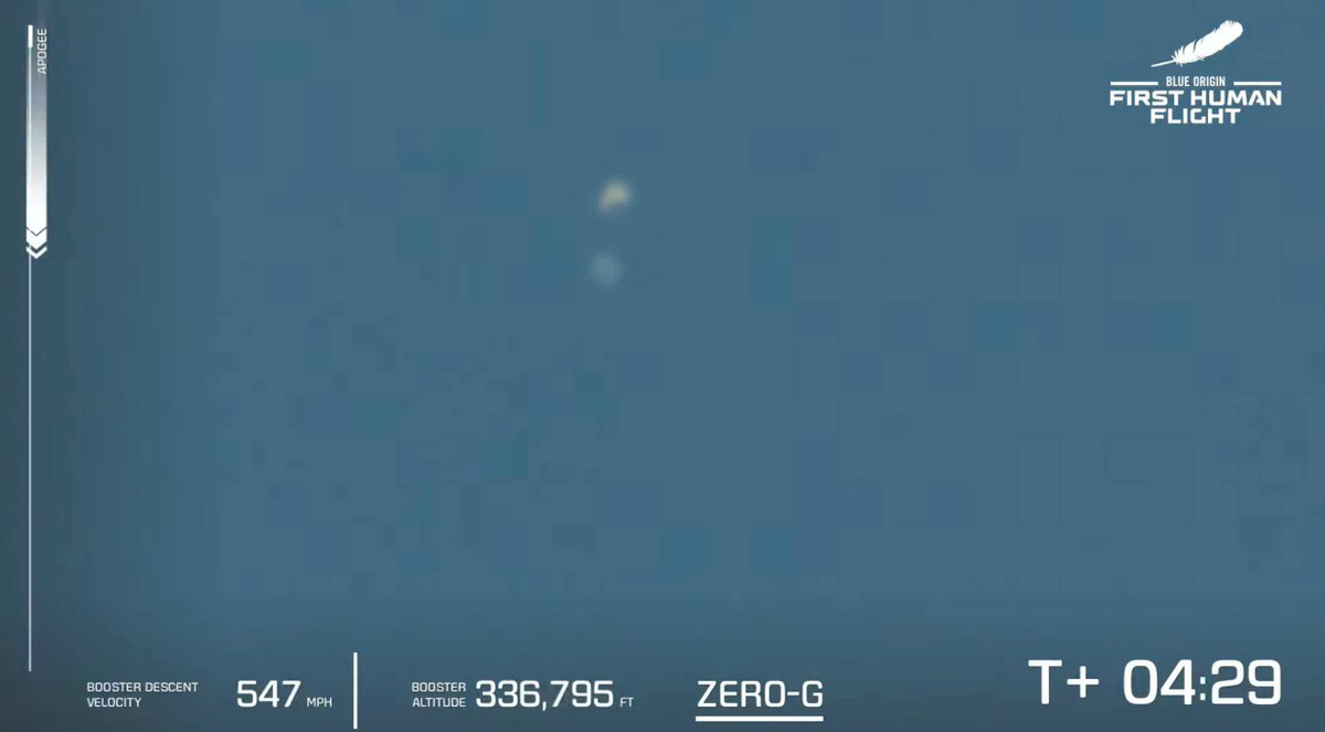 Bộ tăng áp của New Shepard tách khỏi khoang hành khách và trở về mặt đất. Lúc này, khoang hành khách của tàu vũ trụ tiếp tục hành trình bay lên rìa không gian. Ảnh: Blue Origin.