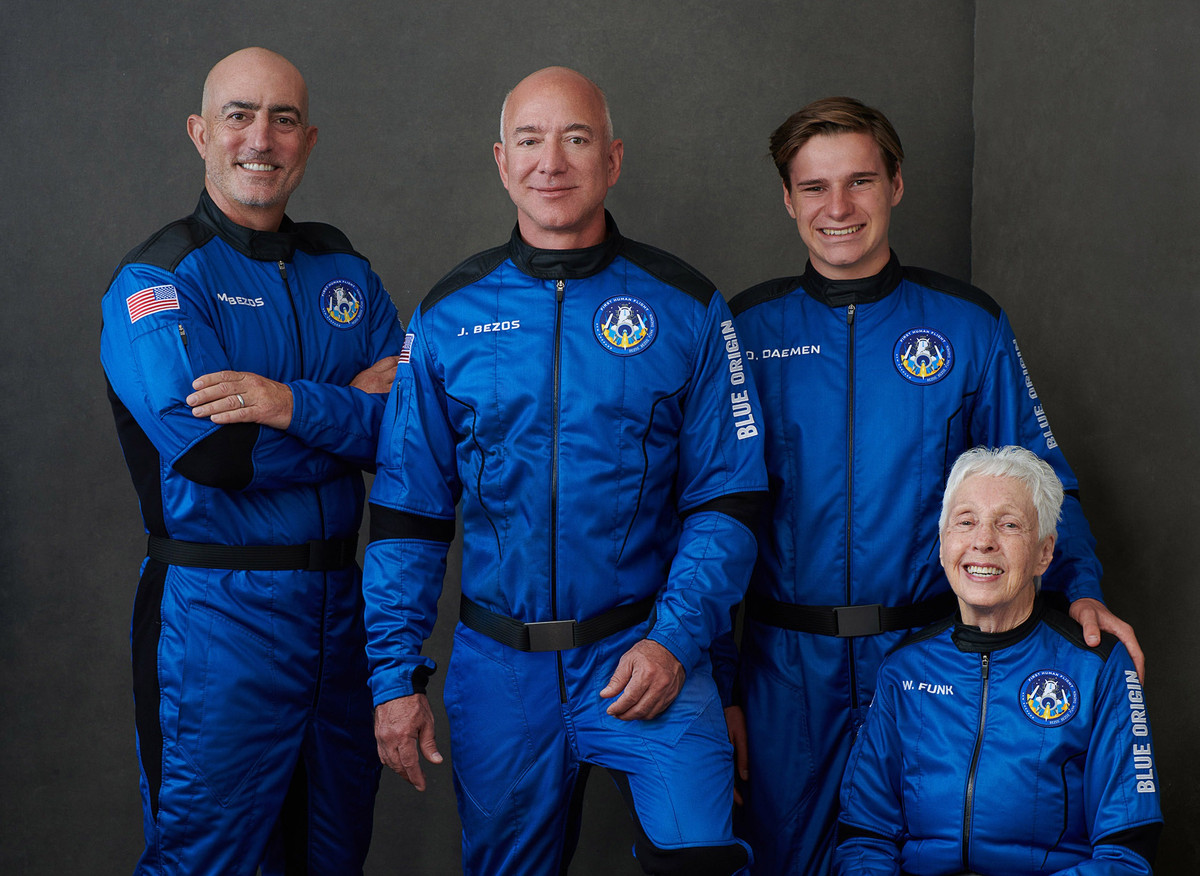 Phi hành đoàn trên chuyến bay gồm 4 người, từ trái sang là anh em Mark và Jeff Bezos, sinh viên vật lý 18 tuổi Oliver Daemen và phi công kỳ cựu Wally Funk, năm nay 82 tuổi. Daemen thay thế vị trí của người chiến thắng cuộc đấu giá diễn ra vào tháng 6, không thể tham gia chuyến bay lần này do trùng lịch trình. Ảnh: Blue Origin.