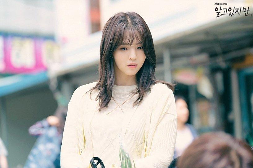 Trong phim nhiều cảnh nóng 18+, Han So Hee lại gây thương nhớ với lối trang điểm mong manh, thuần khiết. Đặc biệt là phần mắt, cô nàng Yoo Na Bi luôn chọn kẻ mắt màu trà sữa vô cùng đáng yêu, ngọt ngào. Dưới đây là những bước trang điểm mắt trong veo, ngây thơ như Han Soo Hee.