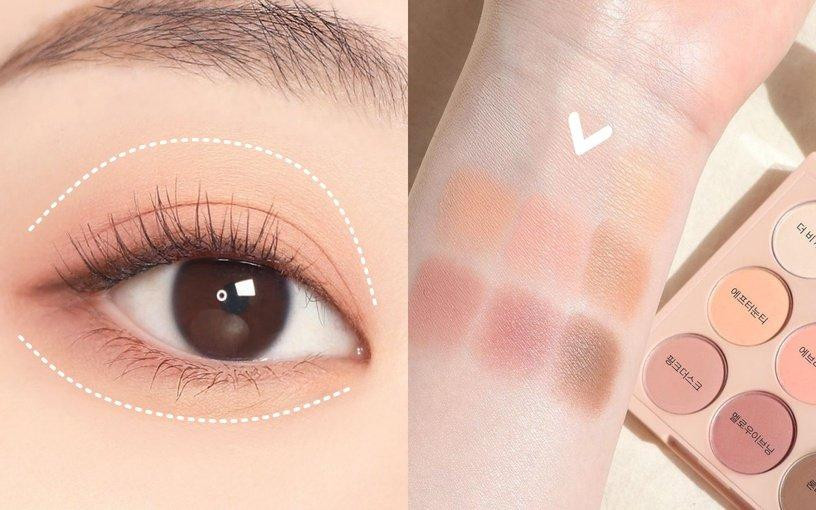  Bước 1: Phấn nền cho mắt Công đoạn đầu tiên của bước trang điểm mắt là điều quan trọng, bạn hãy thoa một lớp phấn mắt màu hồng hoặc san hô lên vùng hốc mắt, sau đó dùng cọ quét nhẹ nhàng lên bầu mắt trên và mí mắt dưới. Lưu ý chọn màu phấn mắt tương đồng với màu da để tạo hiệu ứng cho đôi mắt trong veo, tươi sáng đầy sức sống.