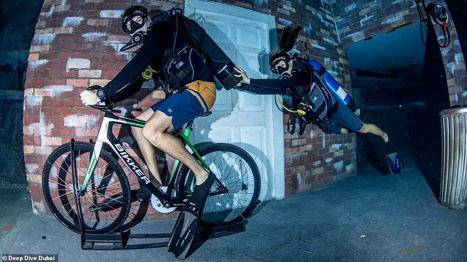 Hồ bơi này cũng đóng vai trò là xưởng phim dưới nước thuộc hàng lớn nhất khu vực. Các thợ lặn có thể tự mình khám phá hồ bơi và "thành phố" dưới nước sau chuyến tham quan với hướng dẫn viên. Khoảng 56 camera được lắp đặt xung quanh hồ bơi nhằm đảm bảo an toàn cho người tham gia. Nơi đây cũng có những buồng trị liệu hyperbaric tiên tiến nhất khu vực, sẵn sàng hoạt động trong trường hợp khẩn cấp.