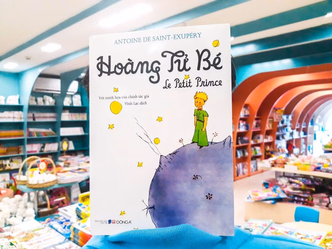 Hoàng tử bé của Antoine de Saint-Exupéry, được xuất bản năm 1943, đã bán 80 triệu bản. Tác phẩm kể về Hoàng tử bé sống trên tiểu tinh cầu B612. Ở đó có ba ngọn núi lửa và một bông hoa hồng. Cậu chăm sóc cho tiểu hành tinh của mình, hàng ngày nhổ hết các cây bao báp định bám rễ, mọc lên tại đây. Một ngày nọ, hoàng tử bé đã rời hành tinh của mình và đi xem phần còn lại của vũ trụ… Ảnh: Đông A.