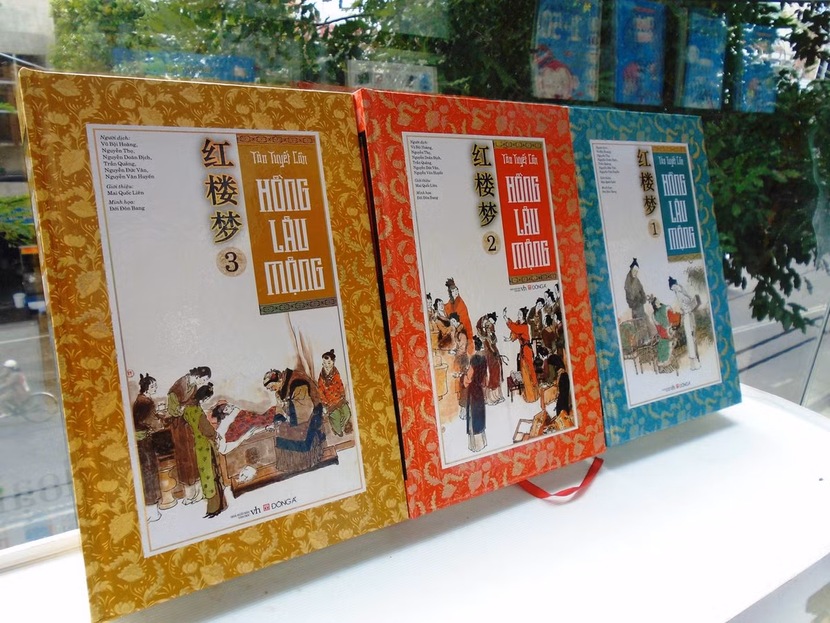  Hồng lâu mộng của Tào Tuyết Cần ra đời cuối thế kỷ XVIII, đã bán hơn 100 triệu bản. Tác phẩm xoay quanh câu chuyện tình duyên trắc trở của Giả Bảo Ngọc và Lâm Đại Ngọc, từ đó mô tả cuộc sống nhiều mặt của một đại gia đình quý tộc đời Minh từ lúc cực thịnh cho đến lúc suy tàn. Tác phẩm là một trong “tứ đại kỳ thư”, phản ánh gương mặt văn hóa Trung Quốc, có cả một ngành nghiên cứu tác phẩm tên là Hồng học. Ảnh: Đông A.