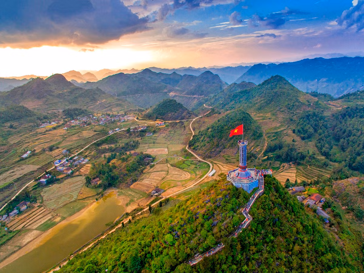 Trên dải đất liền nước ta, điểm cực Bắc nằm ở xã Lũng Cú, huyện Đồng Văn, tỉnh Hà Giang; điểm cực Nam nằm ở xã Đất Mũi, huyện Ngọc Hiển, tỉnh Cà Mau. Đến những địa phương này, du khách không thể không check-in với cột cờ Lũng Cú hay biểu tượng con tàu Mũi Cà Mau. Ảnh: Ngô Huy Hòa.