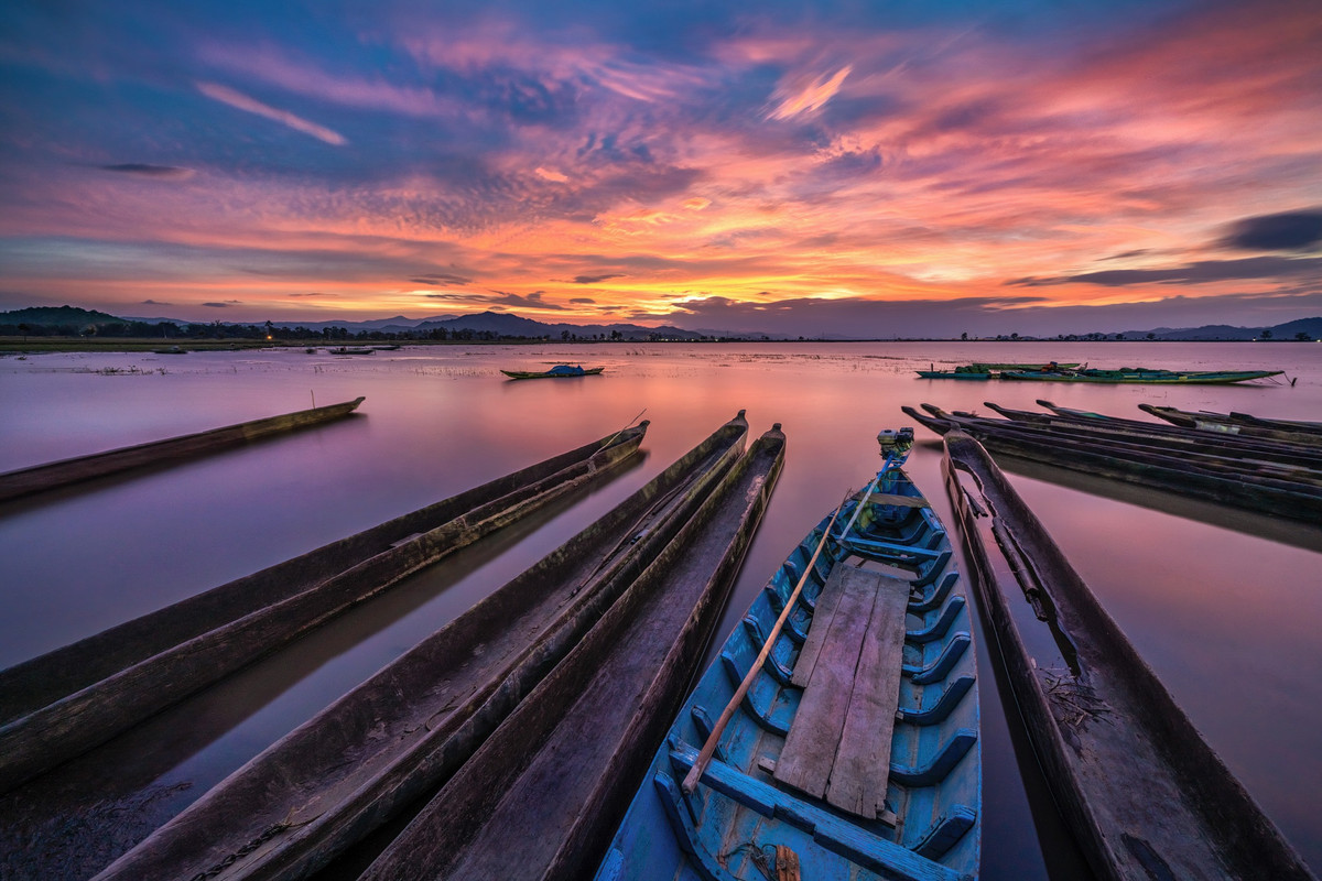 Huyện Lắk thuộc tỉnh Đắk Lắk hiện là huyện có tên ngắn nhất Việt Nam (chỉ với 1 từ và 3 chữ cái), còn huyện có tên dài nhất là Dương Minh Châu thuộc tỉnh Tây Ninh (với 3 từ và 13 chữ cái). Trong ảnh là vẻ đẹp thơ mộng của hồ Lắk ở huyện Lắk, tỉnh Đắk Lắk. Ảnh: Quang Ngọc.