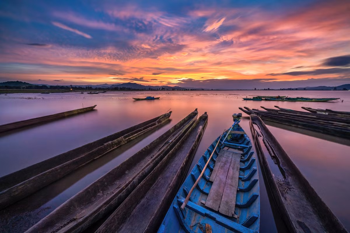 Huyện Lắk thuộc tỉnh Đắk Lắk hiện là huyện có tên ngắn nhất Việt Nam (chỉ với 1 từ và 3 chữ cái), còn huyện có tên dài nhất là Dương Minh Châu thuộc tỉnh Tây Ninh (với 3 từ và 13 chữ cái). Trong ảnh là vẻ đẹp thơ mộng của hồ Lắk ở huyện Lắk, tỉnh Đắk Lắk. Ảnh: Quang Ngọc.