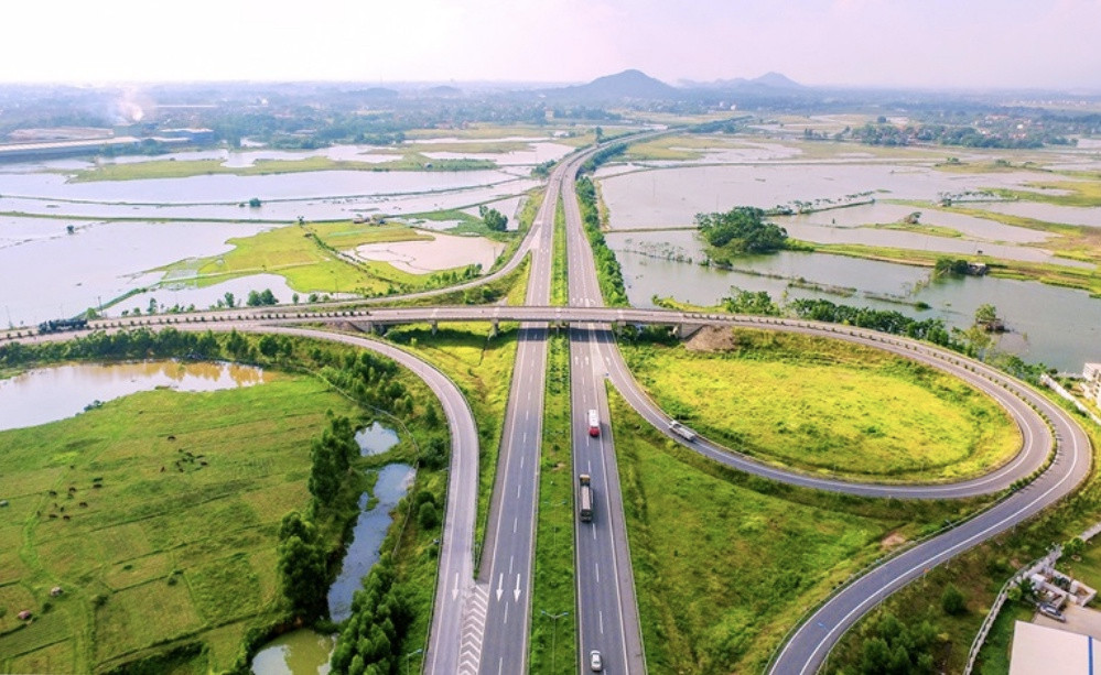 Huyện Bình Xuyên thuộc tỉnh Vĩnh Phúc, hiện là huyện có nhiều thị trấn nhất Việt Nam, với 5 thị trấn: Bá Hiến, Đạo Đức, Gia Khánh, Hương Canh và Thanh Lãng. Ngoài ra, huyện này còn có 8 xã: Hương Sơn, Phú Xuân, Quất Lưu, Sơn Lôi, Tam Hợp, Tân Phong, Thiện Kế, Trung Mỹ. Ảnh: Báo Vĩnh Phúc.