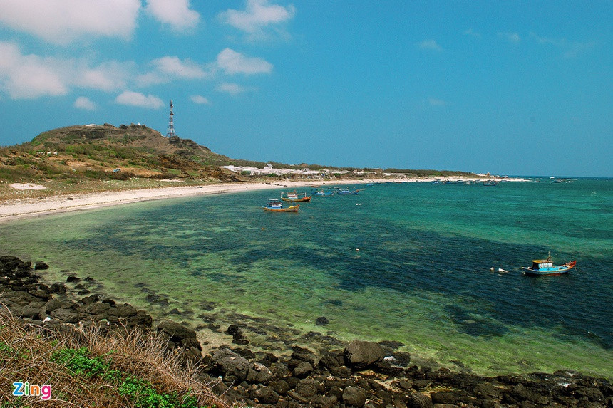 Đảo Phú Quý ở Bình Thuận còn được gọi với những tên khác như cù lao Thu, cù lao Khoai Xứ, đảo Thuận Tịnh… Cách thành phố Phan Thiết 120 km, đây là một trong những hòn đảo du lịch nổi tiếng Việt Nam. Tới đây, du khách có thể đứng lên mũi Doi nhìn sóng biển, đến Triều Dương - bãi biển lãng mạn nhất trên đảo, tham quan núi Cao Cát có chùa Linh Sơn nằm sát trong vách đá, hải đăng núi Cấm, thưởng thức các đặc sản như cua huỳnh đá, cá mú đỏ... Ảnh: Đình Hòa.