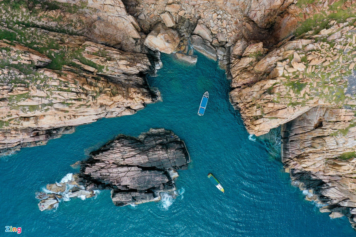 Theo Cổng thông tin Du lịch Khánh Hòa, đảo Bình Hưng thuộc vịnh nước sâu Cam Ranh, tỉnh Khánh Hòa là hòn đảo đẹp, thu hút khách du lịch thập phương. Mang đặc điểm của vùng đảo hoang sơ, Bình Hưng có nhiều các bãi đá, rạn san hô trải dài, bốn bề nước biển xanh ngắt, nguyên sơ. Với vẻ đẹp tự nhiên vốn có, hòn đảo này được mệnh danh là “Maldives của Việt Nam”. Ảnh: Duy Hiệu.