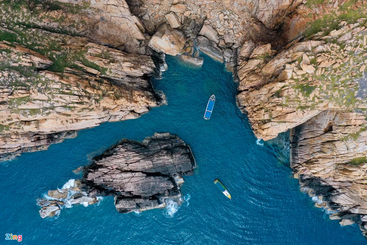 Theo Cổng thông tin Du lịch Khánh Hòa, đảo Bình Hưng thuộc vịnh nước sâu Cam Ranh, tỉnh Khánh Hòa là hòn đảo đẹp, thu hút khách du lịch thập phương. Mang đặc điểm của vùng đảo hoang sơ, Bình Hưng có nhiều các bãi đá, rạn san hô trải dài, bốn bề nước biển xanh ngắt, nguyên sơ. Với vẻ đẹp tự nhiên vốn có, hòn đảo này được mệnh danh là “Maldives của Việt Nam”. Ảnh: Duy Hiệu.