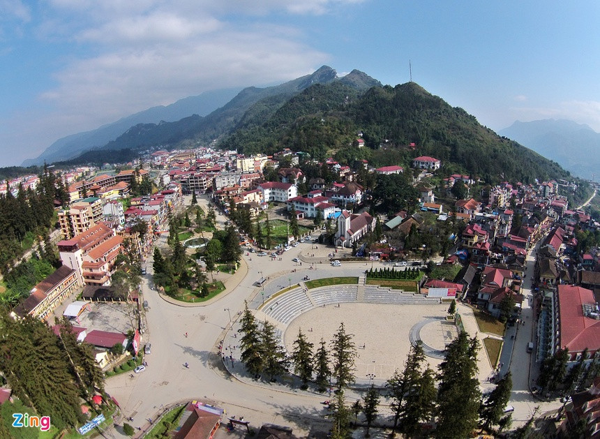 Thị xã Sa Pa nằm trên dãy Hoàng Liên Sơn, cách đỉnh Fansipan khoảng 9 km về phía tây nam. Đây là đỉnh núi cao nhất Việt Nam (3.143 m so với mực nước biển), được mệnh danh là "Nóc nhà của Đông Dương". Ảnh: Lê Hiếu, Mạnh Thắng.