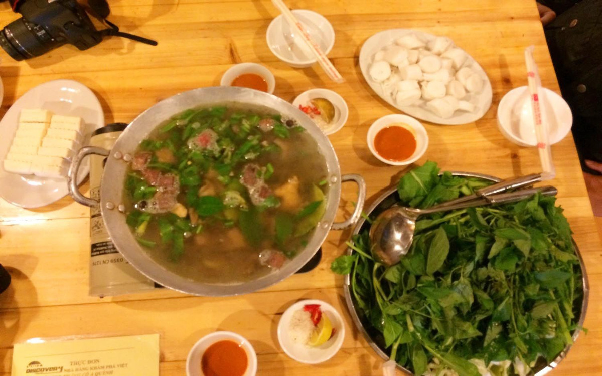 Để thêm gia vị thơm ngon cho nồi thắng cố, người ta cho thêm ít ngô, rau, các loại hương liệu gia vị như gừng, thảo quả, vỏ quýt, hoa hồi, lá chanh, hoa hồi, quế chi, sả… Tất cả được ninh nhừ để ngấm đẫm gia vị. Khi ăn, người thưởng thức có thể thêm một chút ớt, tiêu hoặc muối. Ăn thắng cố Sa Pa, bạn có thể ăn cùng với mèn mén, bánh ngô nướng và đặc biệt, đừng bỏ qua rượu ngô Bắc Hà hoặc rượu San Lùng, thứ rượu nồng ấm, thơm phức, được kết tinh từ tinh hoa của núi rừng. Ảnh: Du lịch Sa Pa.