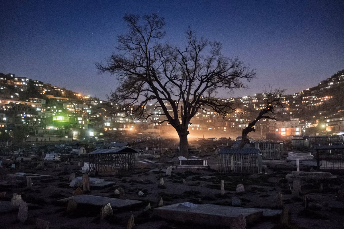 Từ cuối năm 2018, Mỹ và Taliban bắt đầu khởi động các cuộc thương lượng hòa bình. Quá trình đàm phán kéo dài trong các năm 2019 và 2020 ở Doha, Qatar. Đại diện chính phủ Afghanistan không tham gia tiến trình đàm phán bởi Taliban kiên quyết từ chối thảo luận với chính quyền Kabul.