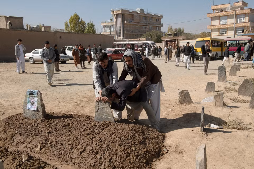 br/> Cuộc chiến Afghanistan đã tiêu tốn hơn 2.000 tỷ USD của Mỹ. Hơn 2.400 binh sĩ Mỹ và 700 binh sĩ các nước đồng minh thiệt mạng trên chiến trường. 40.000 dân thường và 60.000 binh sĩ lực lượng an ninh Afghanistan đã thiệt mạng kể từ khi cuộc chiến bắt đầu. Không ai biết bao nhiêu tay súng Taliban và Al Qaeda đã bị tiêu diệt.