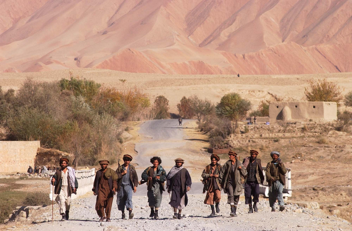 Các cuộc không kích đầu tiên mở màn cho chiến dịch quân sự của Mỹ và các đồng minh ở Afghanistan diễn ra ngày 7/10/2001. Trên mặt đất, Mỹ phối hợp với các nhóm dân quân chống Taliban, đáng chú ý nhất là Liên minh Phương Bắc ở miền Bắc Afghanistan. Tới giữa tháng 11, thủ đô Kabul và thành trì của Taliban tại Kandahar lần lượt rơi vào tay liên quân quốc tế.