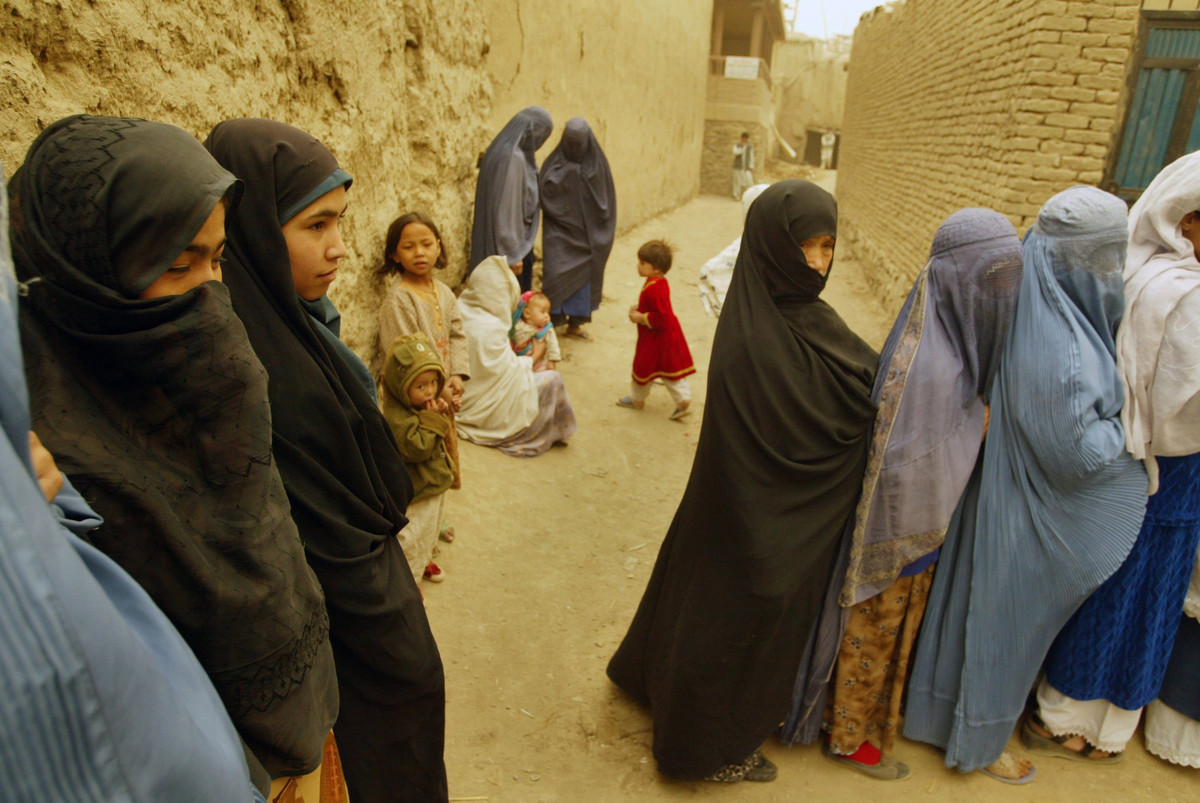 Phụ nữ ở Kabul đợi để bỏ phiếu trong cuộc bầu cử tổng thống vào tháng 10/2004.