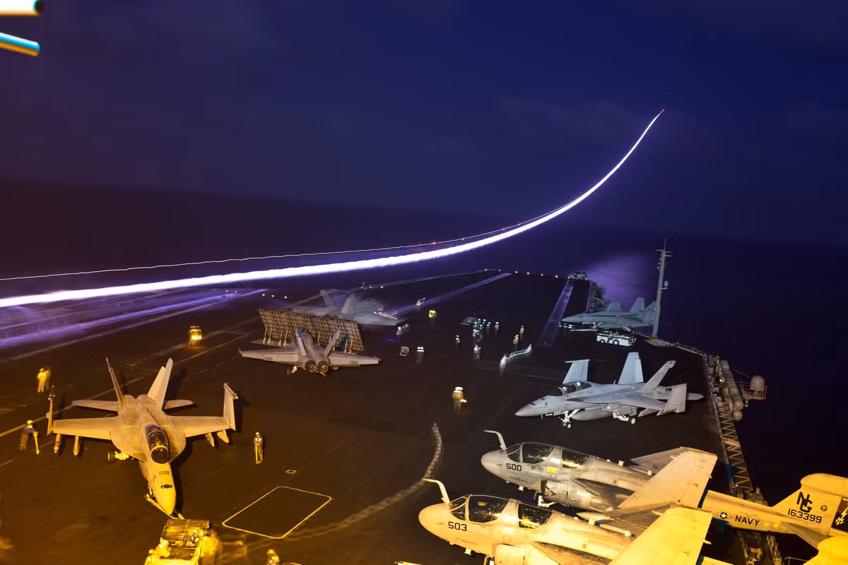 Ngày 31/12/2014, nhiệm vụ chiến đấu của Mỹ ở Afghanistan chính thức kết thúc. Tuy nhiên, binh sĩ Mỹ vẫn tiếp tục hiện diện ở nước này. Tổng thống Obama công bố một thời gian biểu rút phần lớn lực lượng khỏi Afghanistan vào cuối năm 2016, năm cuối trong nhiệm kỳ của ông.