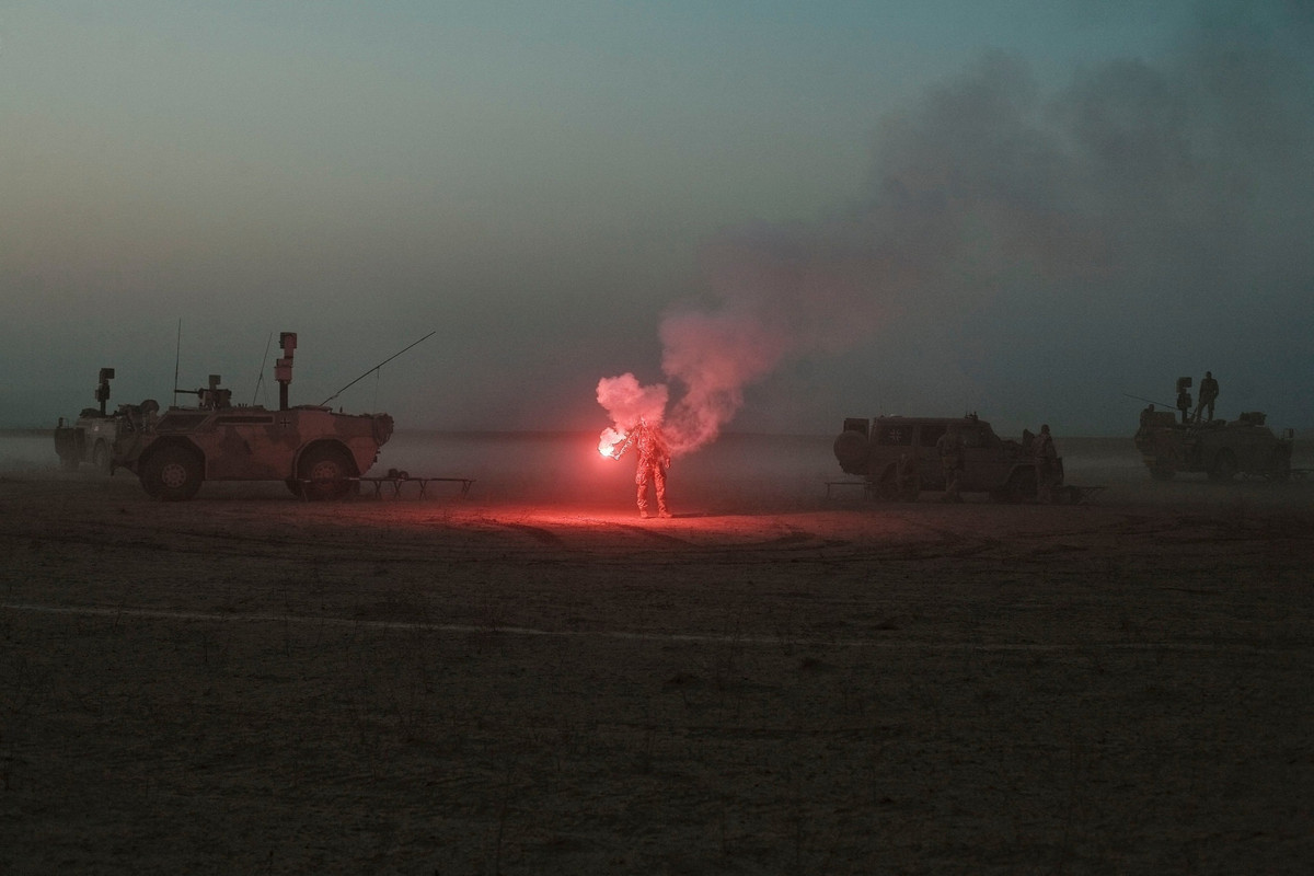 Tháng 12/2009, Tổng thống Obama tuyên bố Washington sẽ xây dựng và huấn luyện một lực lượng an ninh Afghanistan đủ mạnh để tiếp quản trách nhiệm chiến đấu chống nổi dậy. Kế hoạch của ông Obama bao gồm triển khai thêm 30.000 binh sĩ tới Afghanistan, nâng tổng số quân nhân Mỹ tại đây lên 100.000 vào giữa năm 2010. Trong ảnh, binh sĩ Đức đốt pháo sáng giữa sa mạc ở tỉnh Kunduz tháng 10/2009.