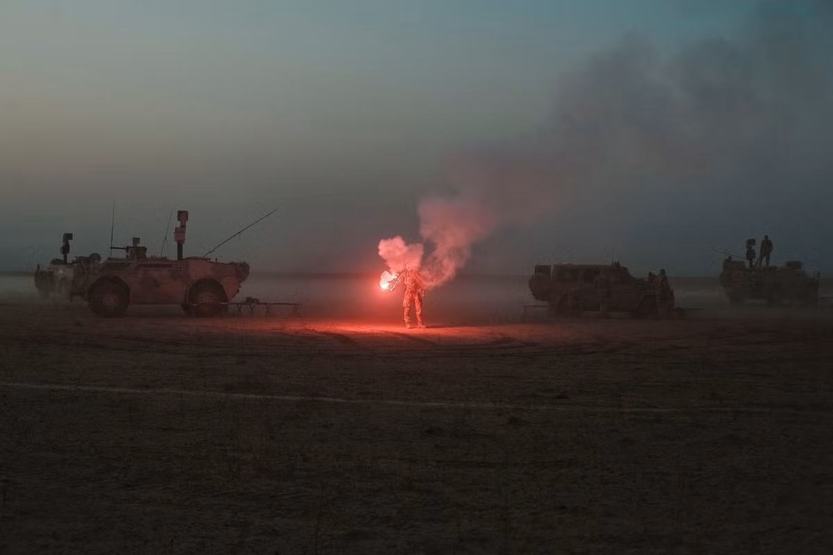 Tháng 12/2009, Tổng thống Obama tuyên bố Washington sẽ xây dựng và huấn luyện một lực lượng an ninh Afghanistan đủ mạnh để tiếp quản trách nhiệm chiến đấu chống nổi dậy. Kế hoạch của ông Obama bao gồm triển khai thêm 30.000 binh sĩ tới Afghanistan, nâng tổng số quân nhân Mỹ tại đây lên 100.000 vào giữa năm 2010. Trong ảnh, binh sĩ Đức đốt pháo sáng giữa sa mạc ở tỉnh Kunduz tháng 10/2009.