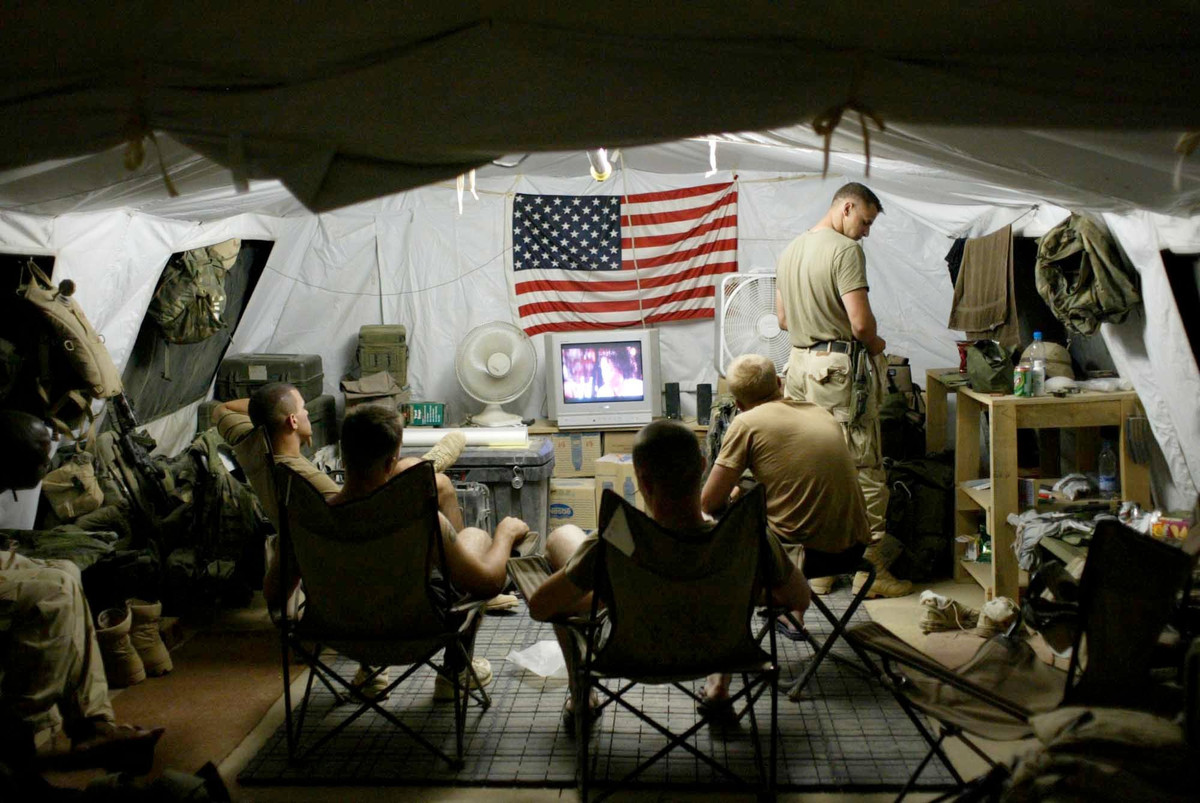 Từ tháng 5/2003, Bộ trưởng Quốc phòng Mỹ Donald Rumsfeld tuyên bố kết thúc các chiến dịch quân sự lớn ở Afghanistan, chuyển sang giai đoạn tái thiết. Chính quyền Tổng thống George W. Bush bắt đầu chuyển hướng các nguồn tài nguyên chiến tranh sang phục vụ cuộc chiến ở Iraq, Mỹ chỉ còn duy trì 8.000 binh sĩ ở Afghanistan.