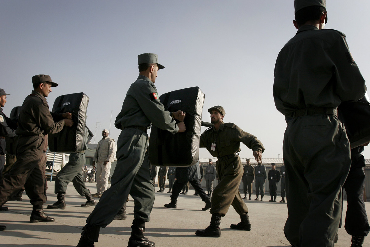 Bất chấp viện trợ khổng lồ và huấn luyện tác chiến từ Mỹ và ISAF, lực lượng an ninh chính phủ Afghanistan cho thấy không đủ năng lực kiềm chế hoạt động của Taliban cũng như các chiến binh nước ngoài xâm nhập qua biên giới Pakistan. Mỹ buộc phải tăng quân trở lại. Tới năm 2007, Mỹ duy trì 25.000 binh sĩ ở Afghanistan.