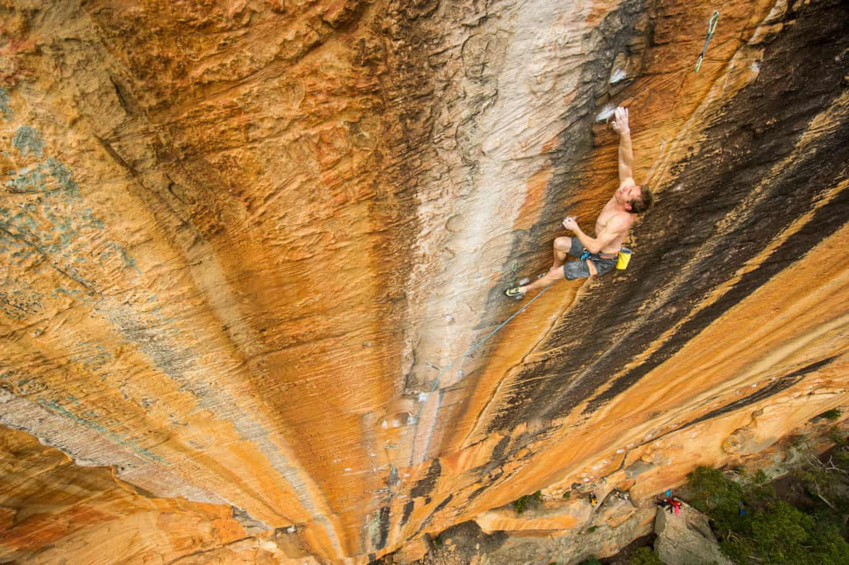 Nhà leo núi Lee Cossey chinh phục bức tường đá Taipan Wall cao 55 m tại khu vực núi Grampians, Australia bằng tay không.