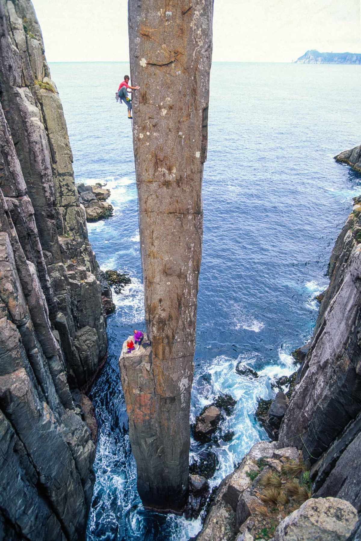 Simon Mentz (trên) và 2 vận động viên khác trong quá trình chinh phục cột đá cao 65 m tại Cape Hauy, Australia.