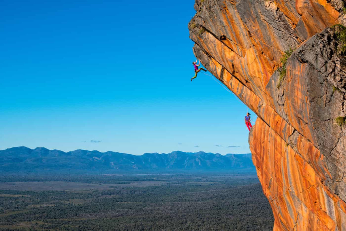 Hai nữ vận động viên Ashlee Hendy và Elizabeth Chong đã được nhiếp ảnh gia ghi lại khoảnh khắc cheo leo tại điểm leo Clean Cuts, Australia.
