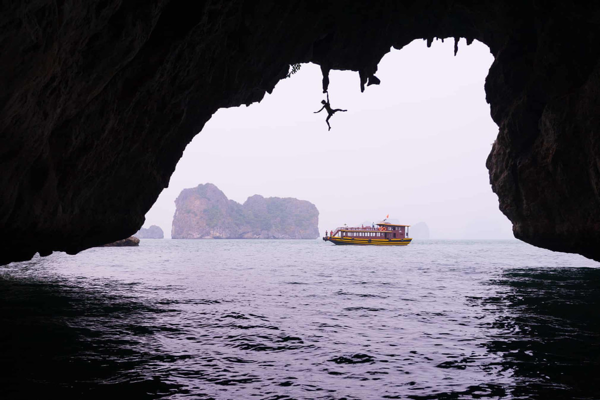 Ông từng được tạp chí Men's Journal (Mỹ) vinh danh là một trong những nhiếp ảnh gia phiêu lưu và mạo hiểm nhất thế giới. Biên tập viên của tạp chí Rock and Ice (Mỹ) mô tả Simon là "nhiếp ảnh gia leo núi vĩ đại nhất mọi thời đại". Trong ảnh, Simon Carter ghi lại cảnh Monique Forestier đang bám vào khối thạch nhũ cao 10 m tại hang Kim Quy, vịnh Hạ Long.