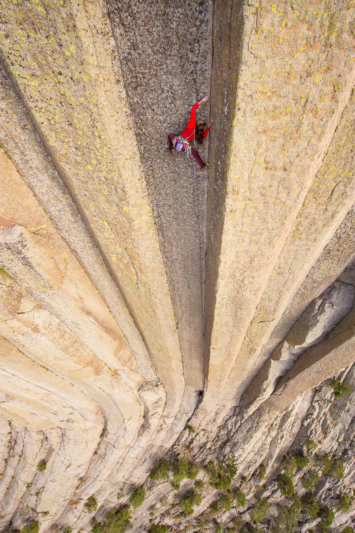 Nhiếp ảnh gia leo núi đã treo chiếc Nikon D3S trên một cột sắt vươn ra cách vách đá khoảng 8m để có được góc nhìn này. Brittany Griffith đang leo tháp Quỷ tại Wyoming, Mỹ. Địa điểm này là niềm tự hào của người Mỹ, đồng thời là điểm đến của những người ưa mạo hiểm, đam mê bộ môn leo núi. Ngọn núi này có cấu trúc đá nguyên khối khổng lồ dạng cột đứng, cao khoảng 264 m.