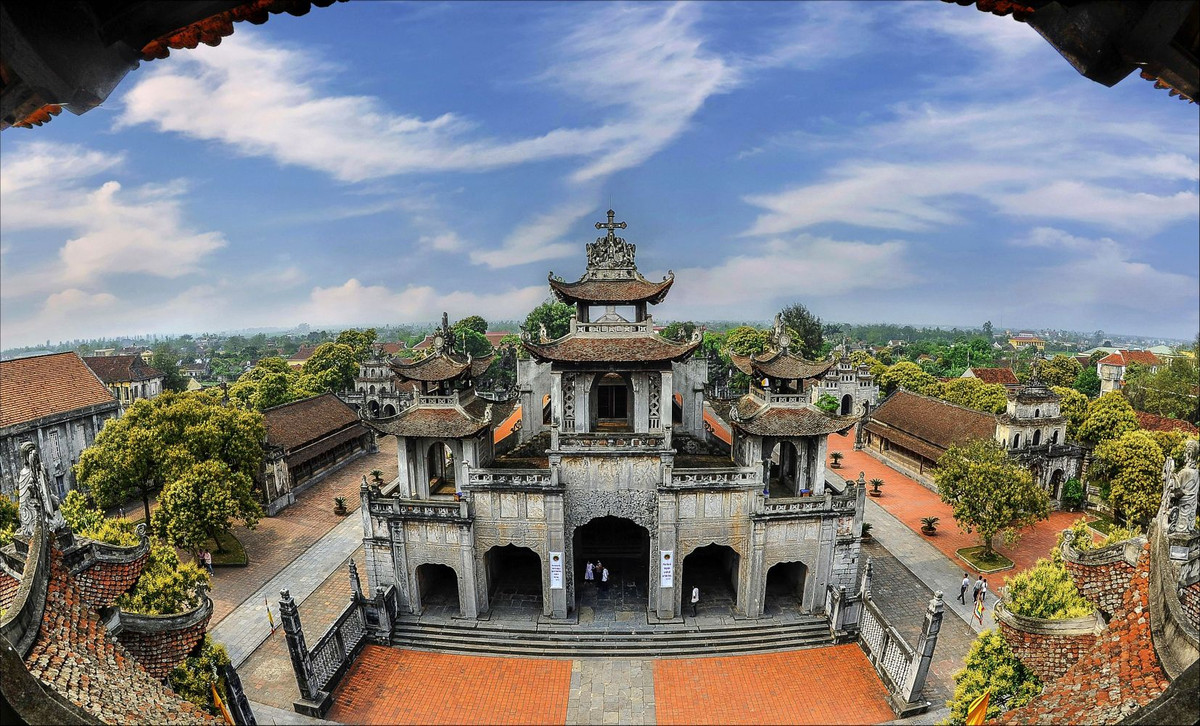 Nhà thờ Phát Diệm nằm ở thị trấn Phát Diệm, huyện Kim Sơn, tỉnh Ninh Bình. Theo trang TTĐT Sở Du lịch Ninh Bình, quần thể kiến trúc đồ sộ này được xây dựng từ năm 1875, đến năm 1898 thì cơ bản hoàn thành, trong đó đá là chất liệu chiếm tỷ lệ lớn. Công trình được đánh giá là có sự kết hợp hài hòa kiến trúc Đông - Tây. Ảnh: Vũ Đức Phương.