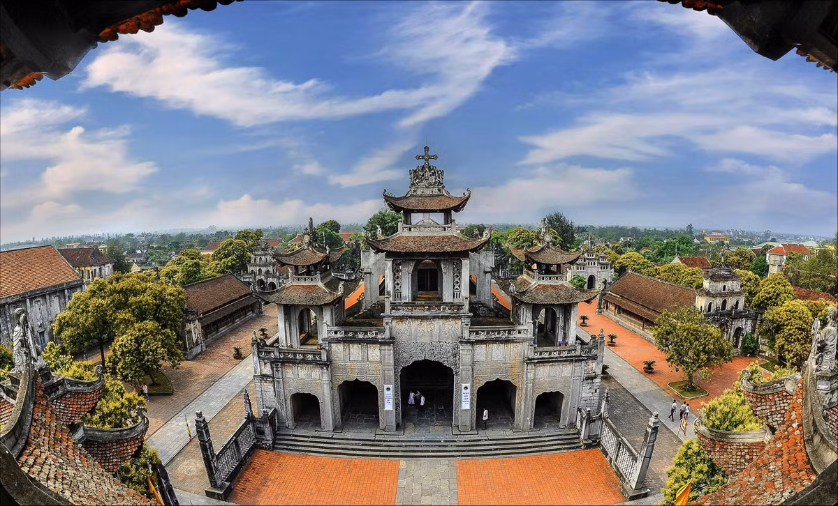 Nhà thờ Phát Diệm nằm ở thị trấn Phát Diệm, huyện Kim Sơn, tỉnh Ninh Bình. Theo trang TTĐT Sở Du lịch Ninh Bình, quần thể kiến trúc đồ sộ này được xây dựng từ năm 1875, đến năm 1898 thì cơ bản hoàn thành, trong đó đá là chất liệu chiếm tỷ lệ lớn. Công trình được đánh giá là có sự kết hợp hài hòa kiến trúc Đông - Tây. Ảnh: Vũ Đức Phương.