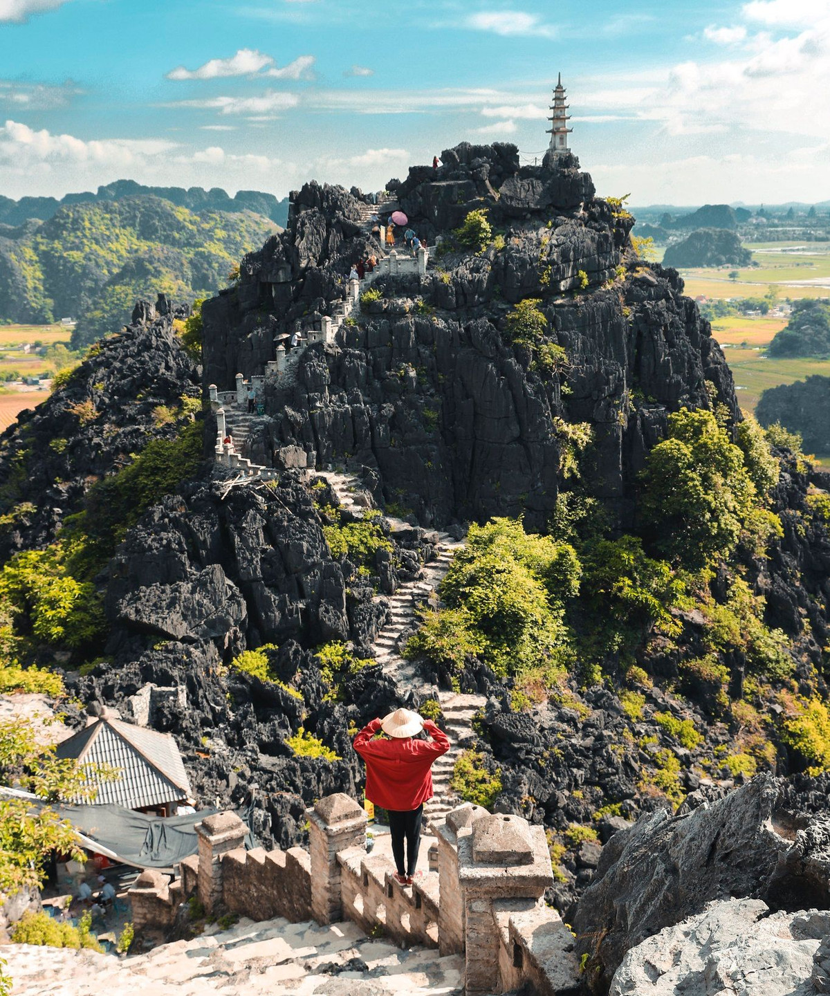 Hang Múa là địa điểm thu hút nhiều du khách check-in khi đến Quần thể danh thắng Tràng An. Theo trang thông tin Du lịch Ninh Bình, tên gọi hang Múa gắn với truyền thuyết vua Trần dời đô về Hoa Lư, lập Am Thái Vi và thường đến đây nghe các cung tần mỹ nữ đàn ca, múa hát, nên từ đó người dân gọi thành tên. Du khách chinh phục 486 bậc thang sẽ đến được đỉnh núi, chiêm ngưỡng vẻ đẹp nơi đây từ trên cao. Ảnh: Bùi Ngọc Công.