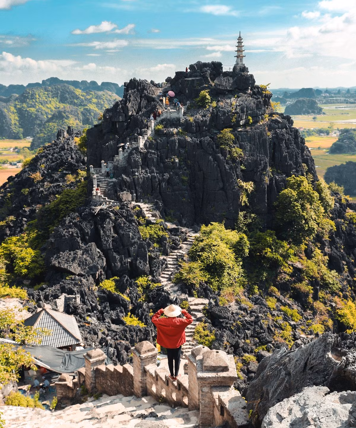 Hang Múa là địa điểm thu hút nhiều du khách check-in khi đến Quần thể danh thắng Tràng An. Theo trang thông tin Du lịch Ninh Bình, tên gọi hang Múa gắn với truyền thuyết vua Trần dời đô về Hoa Lư, lập Am Thái Vi và thường đến đây nghe các cung tần mỹ nữ đàn ca, múa hát, nên từ đó người dân gọi thành tên. Du khách chinh phục 486 bậc thang sẽ đến được đỉnh núi, chiêm ngưỡng vẻ đẹp nơi đây từ trên cao. Ảnh: Bùi Ngọc Công.