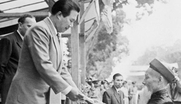 Vua Bảo Đại có sở thích săn bắn. Thú vui này tiêu tốn rất nhiều thời gian, tiền bạc, có những chuyến đi kéo dài cả tháng. Mỗi chuyến đi, Bảo Đại đều có người tháp tùng, sắp xếp chỗ nghỉ ngơi, quần áo… cùng trên 100 người phục vụ như lính gác, người mang vũ khí, người mang vác thức ăn, lái xe.