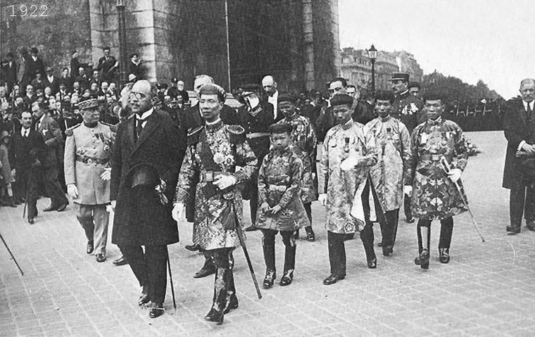 Ngay từ lúc 9 tuổi, Bảo Đại đã được người Pháp cho sang học tập tại nước này. Chính vì sang Pháp từ nhỏ nên Bảo Đại là vị vua rất tân tiến, ăn mặc, vui chơi theo phong cách của người Tây.