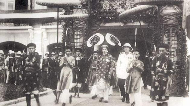 Bảo Đại đã sống những năm cuối đời trong lặng lẽ tại một căn hộ nhỏ ở số 29, đường Fresnel, quận 16, thủ đô Paris, Pháp. Tất cả gia tài đồ sộ và quyền lực một thời đều đã không còn, ông sống dựa vào khoản trợ cấp 20.000 Franc/tháng của chính phủ Pháp.