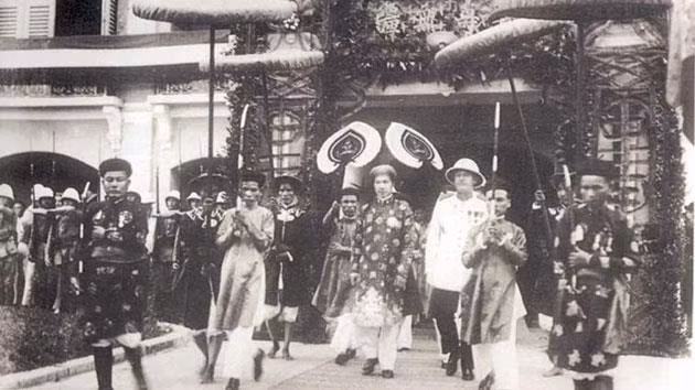 Bảo Đại đã sống những năm cuối đời trong lặng lẽ tại một căn hộ nhỏ ở số 29, đường Fresnel, quận 16, thủ đô Paris, Pháp. Tất cả gia tài đồ sộ và quyền lực một thời đều đã không còn, ông sống dựa vào khoản trợ cấp 20.000 Franc/tháng của chính phủ Pháp.